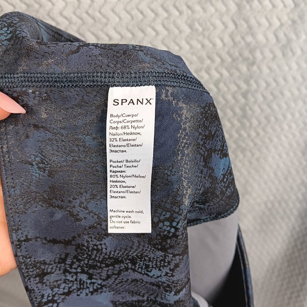 SPANX Women's Faux Leather Reptile Booty Boost 7/8 Leggings Navy Size L - Picture 8 of 9
